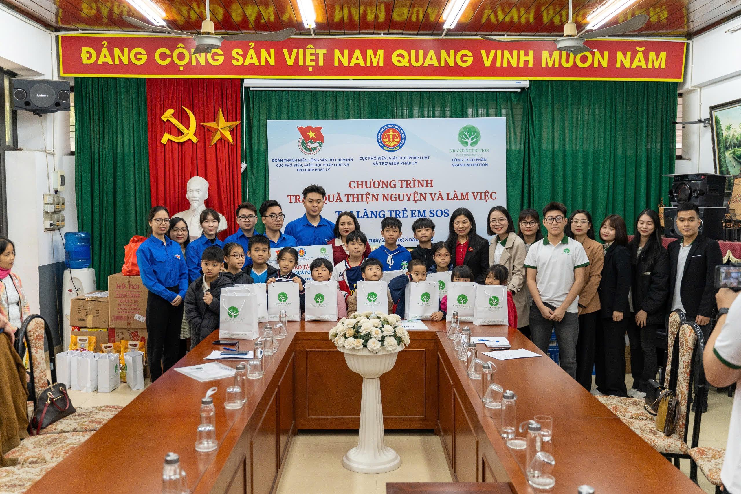Đồng hành cùng Cục Phổ biến, Giáo dục pháp luật và Trợ giúp pháp lý - Bộ Tư Pháp tổ chức chương trình thiện nguyện tại Làng Trẻ em SOS Hà Nội.