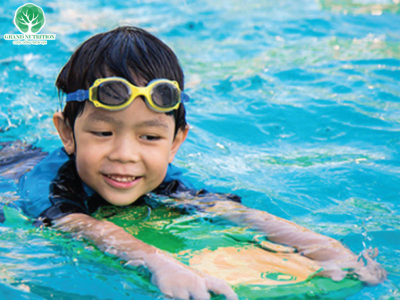 Bơi lội là một môn thể thao tăng cường trí não yêu thích trong mùa hè của trẻ