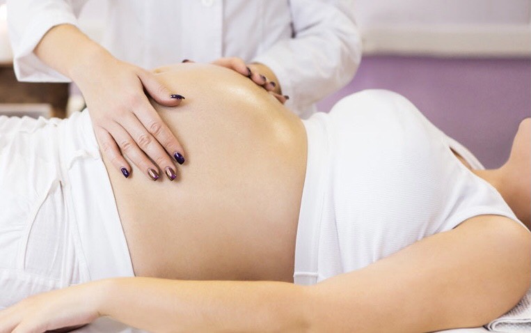 Massage bụng trước sinh giúp sinh con được thuận lợi