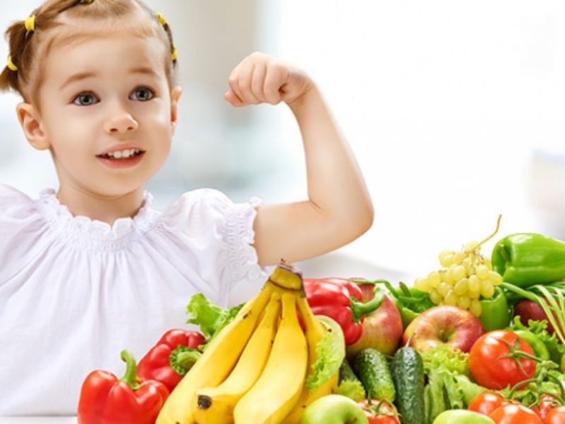 Chế độ dinh dưỡng cho trẻ em giúp bé phát triển thể chất và trí lực