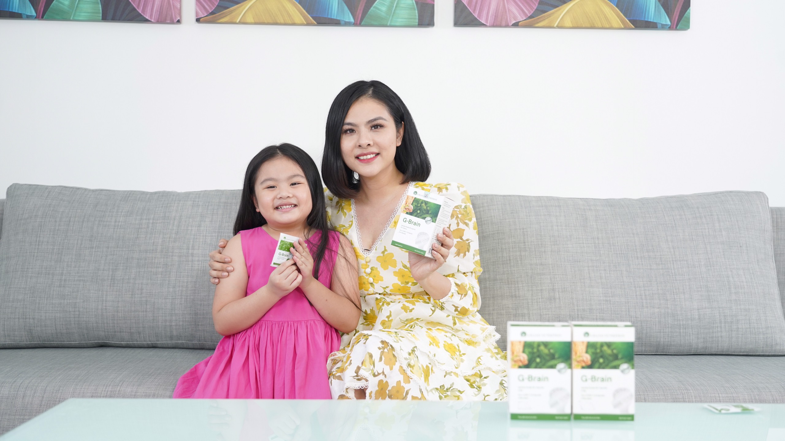 Diễn viên Vân Trang và bé Queenie sử dụng Cốm trí não G-Brain