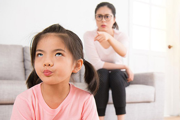Trẻ có những biểu hiện chống đối ba mẹ là một biến chứng nguy hiểm của bệnh mất tập trung