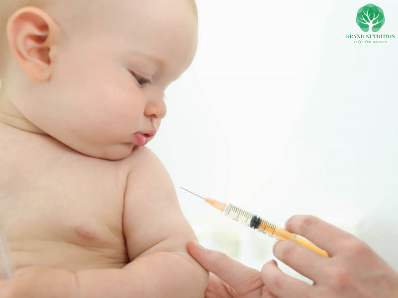Tiêm vacxin là cách phòng bệnh mùa nắng ở trẻ nóng một cách toàn diện