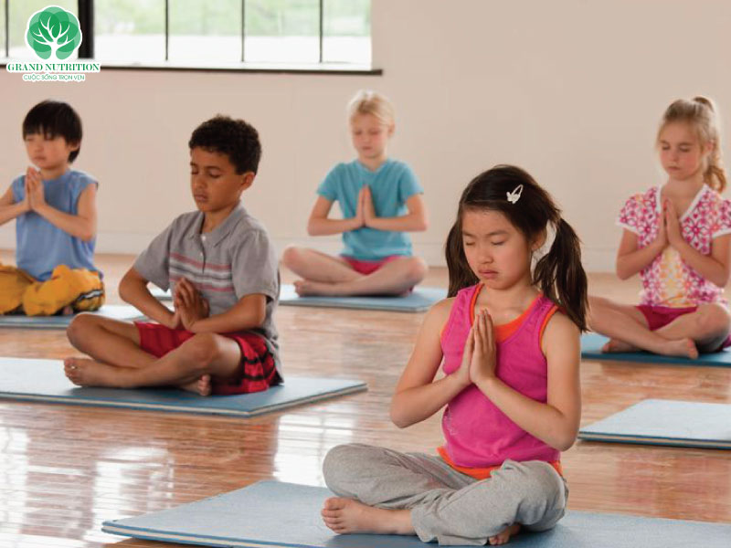 Yoga là một môn thể thao tăng cường trí não hiệu quả ngay tại nhà cho trẻ
