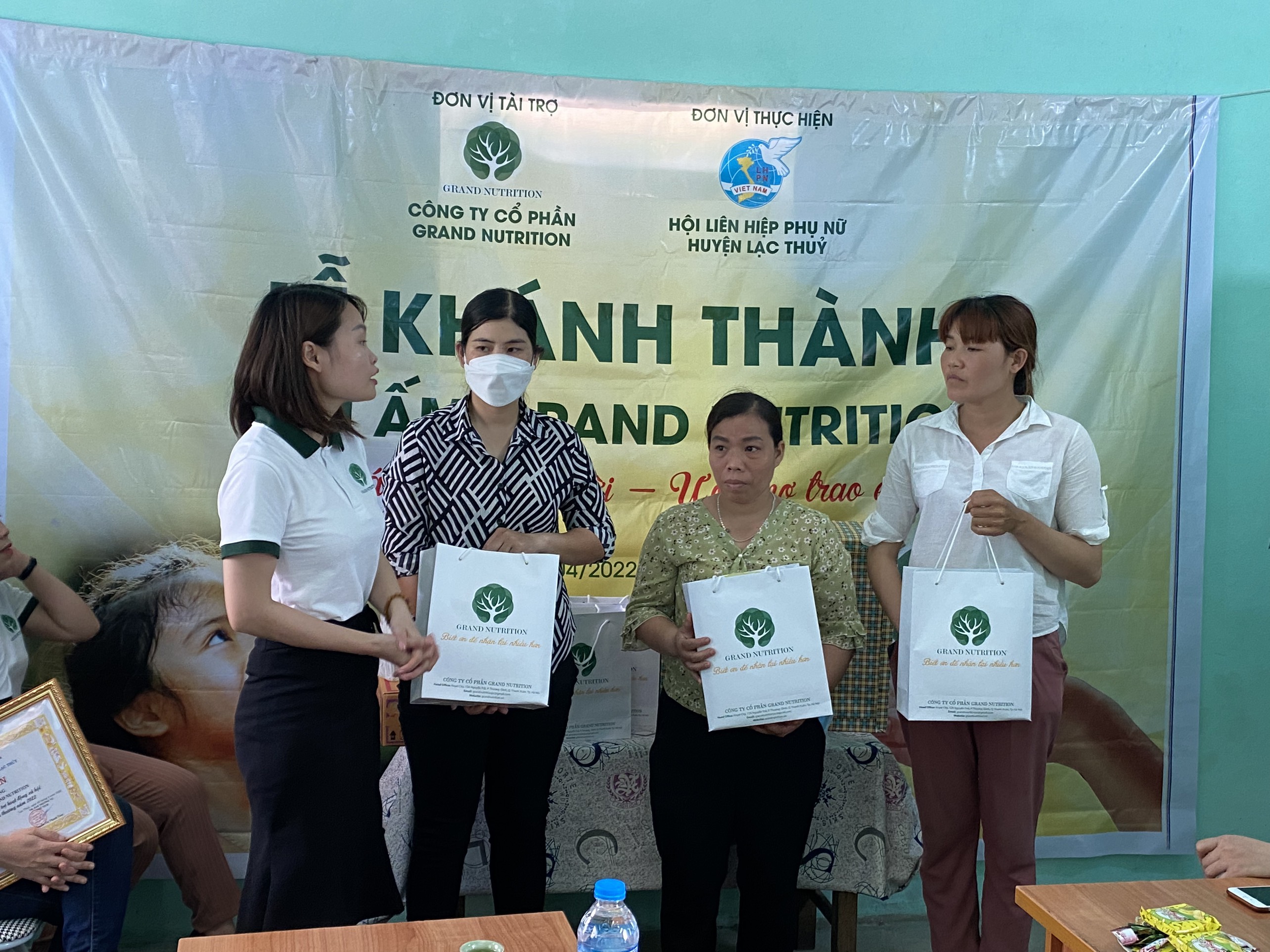 Grand Nutrition tặng quà cho chị em khó khăn của Hội Phụ nữ huyện Lạc Thủy